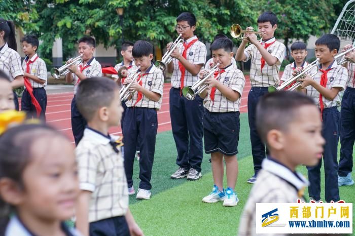 廣西南寧:秋季學期啟幕 師生歡迎新生入學(圖4) 廣西南寧:秋季學期啟幕 師生歡迎新生入學(圖4)
