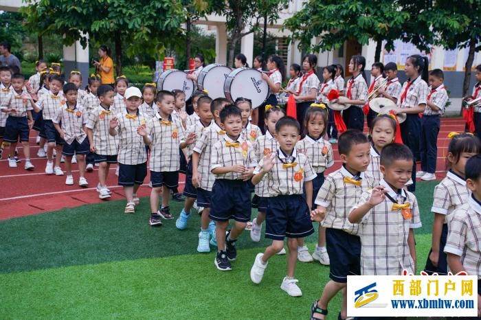 廣西南寧:秋季學期啟幕 師生歡迎新生入學(圖3) 廣西南寧:秋季學期啟幕 師生歡迎新生入學(圖3)