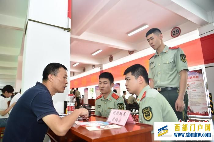 重慶:企業(yè)進軍營 助力退役軍人再就業(yè)(圖5) 重慶:企業(yè)進軍營 助力退役軍人再就業(yè)(圖5)