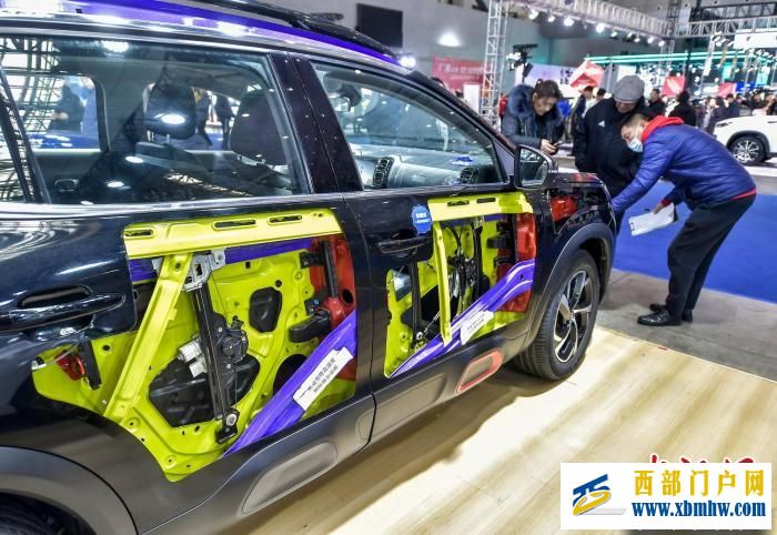 新疆冬季車展如火如荼 市民相約周末逛車展(圖6) 新疆冬季車展如火如荼 市民相約周末逛車展(圖6)