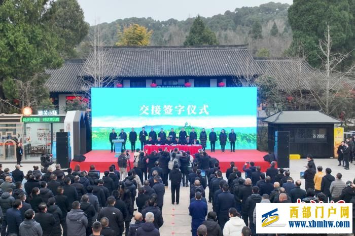 四川劍閣:鎮黨委書記離任“交樹交印” 保護翠云廊古柏(圖1) 四川劍閣:鎮黨委書記離任“交樹交印” 保護翠云廊古柏(圖1)