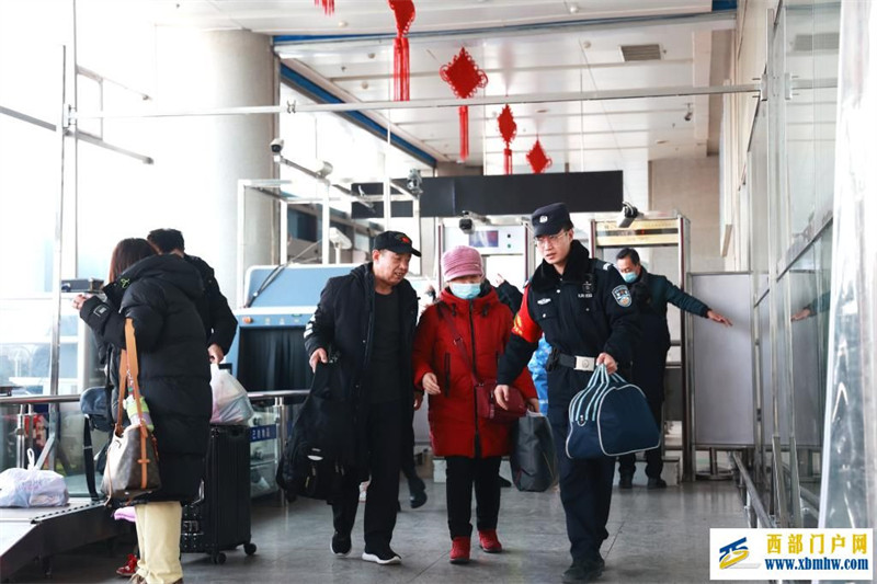 包頭鐵路公安:守牢“站車線” 護(hù)航“平安年”(圖1) 包頭鐵路公安:守牢“站車線” 護(hù)航“平安年”(圖1)