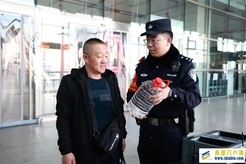 包頭鐵路公安:守牢“站車線” 護(hù)航“平安年”(圖2) 包頭鐵路公安:守牢“站車線” 護(hù)航“平安年”(圖2)