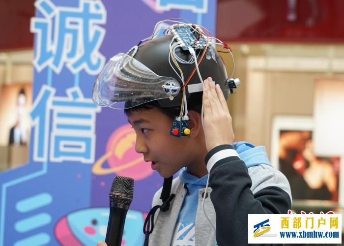 青海西寧:科技創(chuàng)新比賽 青少年觀“AI”做手工“畫”科學(圖4) 青海西寧:科技創(chuàng)新比賽 青少年觀“AI”做手工“畫”科學(圖4)