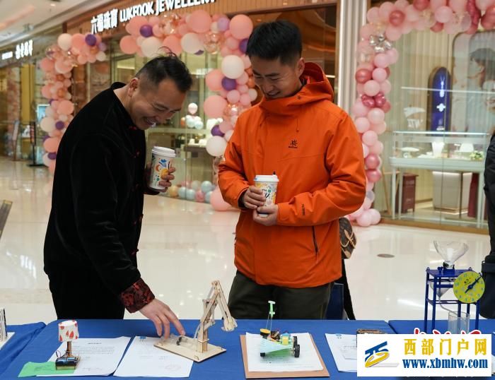 青海西寧:科技創(chuàng)新比賽 青少年觀“AI”做手工“畫”科學(圖3) 青海西寧:科技創(chuàng)新比賽 青少年觀“AI”做手工“畫”科學(圖3)
