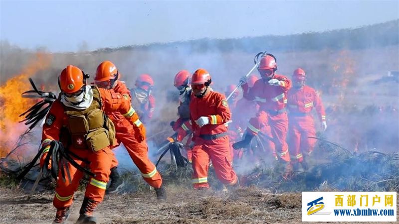 內(nèi)蒙古鄂爾多斯舉行春季林草防火應(yīng)急演練(圖3) 內(nèi)蒙古鄂爾多斯舉行春季林草防火應(yīng)急演練(圖3)