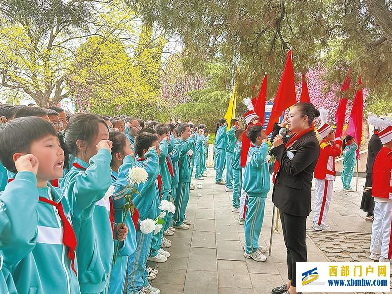 陜西師生開展2024年清明節(jié)活動(dòng)(圖9) 87a998b45d3022f53959385817e3fc7d_14-43-51-70-1.jpg
