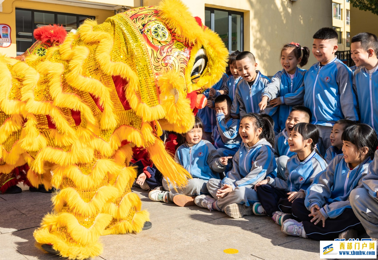 呼和浩特：舞獅進(jìn)校園 文化共傳承(圖2)