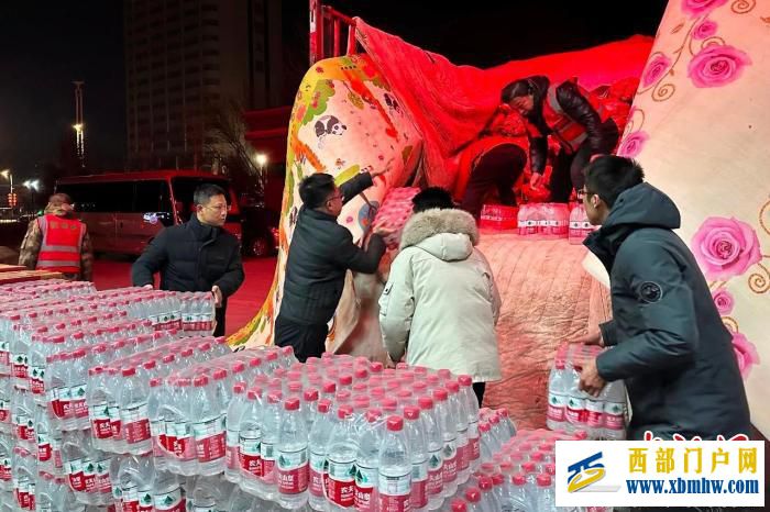 寧夏銀川興慶區(qū)捐贈救援物資馳援定日縣地震災區(qū)(圖2) 寧夏銀川興慶區(qū)捐贈救援物資馳援定日縣地震災區(qū)(圖2)