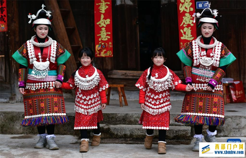 兩對苗族雙胞胎姐妹共赴“甘囊香”(圖1)